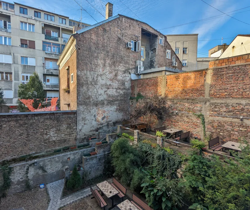 Picture of Communal backyard garden of Up Hostel